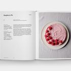 Links steht das Rezept für Raspberry Pie, rechts ein Bild einer rosa Torte mit Himbeeren auf einem Teller.