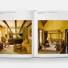 Linke Seite oben: "Yellow Room, The Farm – Sharon, Connecticut, USA – 2019 Michael Trapp". Weitere Details zeigen ein Wohnzimmer mit Holzbalken und gelben Wänden.

Rechte Seite oben: "Bedroom, Cap Cana Residence – Cap Cana, Dominican Republic – 2011 Juan Montoya Design". Gezeigt wird ein Schlafzimmer mit Holzdetails und gelben Wänden.