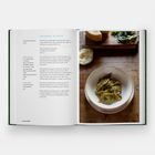 Textaroli al Pesto. Rezepttext links. Rechts ein Teller mit Pesto-Pasta, daneben Parmesan und Basilikum auf einem Brett.