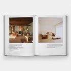 Links: "Schindler House, Los Angeles, USA. Rudolph Schindler, 1922." Rechts: "De Cormant House, London, 2005." Zwei moderne Innenräume.
