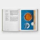 "Pumpkin Pie" beschrieben, Zutaten und Zubereitung, daneben ein Foto: Kürbiskuchen auf blauem Tuch mit Gabel und Sahne.