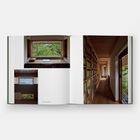 Texte: "LIVING IN A JAPANESE HOUSE".  
Bilder: Fensterblicke auf Natur, ein Schreibtisch, langer Bücherflur.