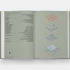 Links: Architekteninformationen und Gebäudedaten. Rechts: Vier isometrische Gebäudezeichnungen in verschiedenen Ansichten.