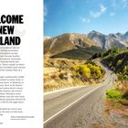 Texte: "WELCOME TO NEW ZEALAND." Landschaft mit Straße, gelben Büschen und majestätischen Bergen unter blauem Himmel.