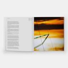 Links Text mit einem Interview in englischer Sprache, rechts ein abstraktes Foto von Linien vor einem orangefarbenen Himmel.
