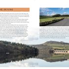 Ein Abschnitt beschreibt eine Route durch den Peak District. Links Details zu Straßenführung, rechts zwei Landschaftsbilder: eine kurvige Straße und ein See mit Brücke.