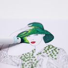 Eine Illustration zeigt eine stilisierte Frau mit grünem Hut und rotem Lippenstift, die mit einem Stift bemalt wird.