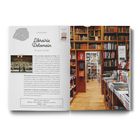 "Librairie Delamain: À livre ouvert" steht groß. Daneben ist eine elegante, gut gefüllte Bibliothek mit Holzböden.
