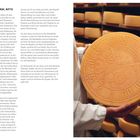 Links Text über Käseproduktion. Rechts hält eine Person ein Käselaib mit Uhrmuster, umgeben von weiteren Käselaiben.