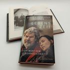 „Lebenszeit: Vom Wert der Vergänglichkeit“ von Diane & Reinhold Messner. Zwei Bücher, eines aufgeschlagen mit Foto.