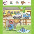 Oben: Lupe, Blume, Pferd, Bank, rotes Kreuz. „TIERARZT“ auf Auto, daneben Pferdeanhänger. Arzt behandelt Pferd.