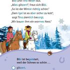 Text über Winter, Bibi und Tina reiten aus. Illustration: Zwei Mädchen auf Pferden im Schnee vor Tannenbäumen.