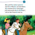 Der Text beschreibt ein Abenteuer. Zwei Mädchen reiten fröhlich auf Pferden. Eine bunte Illustration zeigt sie im Wald.