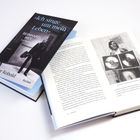 Buchcover mit Text: "Ich singe um mein Leben", Reinhard Mey, und ein geöffnetes Buch mit einem Schwarz-Weiß-Foto.
