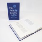 Die blaue Blume. Gedichte der Romantik. Ein Buch steht aufrecht, ein anderes ist geöffnet und zeigt Gedichte.