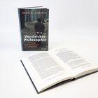Aufrecht stehendes Buch: „Verstrickte Philosophie“ von Oliver Jahraus. Ein offenes Buch liegt davor.