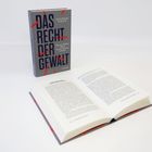 „DAS RECHT DER GEWALT“ von Hendrik Simon; daneben ein aufgeschlagenes Buch auf weißem Hintergrund.