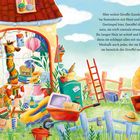 Das Bild zeigt eine bunte, fröhliche Szene mit einer Giraffe in einem vollgestellten Haus und Garten.