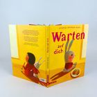 "Buch 'Warten auf dich' von Katharina Grossmann-Hensel. Links ein Kind mit Plüschtier, rechts Hase am Fenster mit Cookies."