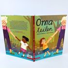 "Oma teilen" von Johanna Lindemann und Andrea Stegmaier. Illustration: Zwei Kinder halten die Hände einer älteren Frau.