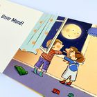 Text: „Unser Mond!“ Zwei Kinder stehen am Fenster und schauen lächelnd zum großen Mond am Nachthimmel.