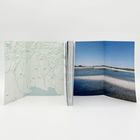 Links: Landkarte mit Ortsnamen. Rechts: Foto von einem Fluss und Sandbank an einem blauen Himmel.