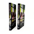 Zwei Bücher mit dem Titel "Miezen im Mezzanin" und einem Bild von Katzen vor einem bunten Fenster.