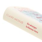 "CLAIRE MESSUD" und "Ein einziger brillanter Satz" in roter Schrift. Buchrücken nah aufgenommen, helle Farben.