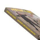 Titel auf der Buchrückseite: „STEVAN PAUL - MONSIEUR, DER HUMMER UND ICH“. Verschwommene Illustration mit Figur.