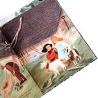 Zwei Kinder reiten auf Ziegen vor einem Haus, während ein Erwachsener mit einer Schubkarre im Garten arbeitet.