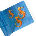 "Drei Seepferdchen"

Eine Illustration auf blauem Hintergrund zeigt drei orange Seepferdchen.