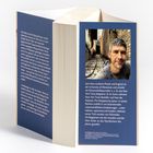 Texte beschreiben archäologische Erlebnisse. Foto zeigt eine lächelnde Person auf einer Kopfsteinpflasterstraße. Buchumschlag.