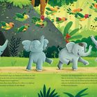 Kleiner Elefant freut sich über Musik, Papageien fliegen, Elefanten tanzen im Dschungel mit bunten Pflanzen.