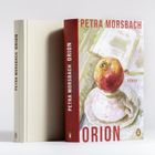 "PETRA MORSBACH ORION" auf dem Buchcover. Ein Obstmotiv als Illustration auf dem Umschlag.