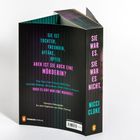 Text: "Sie ist Tochter, Freundin, Affäre, Opfer. Aber ist sie auch eine Mörderin?" Vorderseite eines dunklen Buchumschlags.