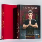 Teil Disziplin: „Kung Fu lehrt uns, dass wir von allen Menschen lernen können...“ Zwei Personen trainieren Kung Fu mit Stöcken.