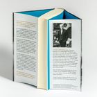 Zitate über Diana und Text über Charles Spencer. Schwarz-weiß Foto von einem Mann im Anzug in einem eleganten Raum.