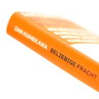 Auf einem orangefarbenen Buchrücken stehen die Worte "RAN KUMEKAWA BELIEBIGE FRACHT" in schwarzer Schrift.