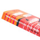 Text: „WENN STILLE WASSER TÖDLICH SIND“. Farben: Orange, Rot, Rosa. Querliegendes, schmales Objekt mit Streifen.