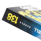 Der Text "138 NUMMER" ist prominent. Eine Buchabdeckung mit großen, gelben Zahlen auf einem dunklen Hintergrund.