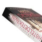 Ein Buchrücken mit dem Titel "Die Hoteldetektivin" von Alexander Eden in roter Schrift auf hellem Hintergrund.