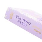 "QUEEN CHARLOTTE" in lila auf einem lilafarbenen Karton. Daneben ist eine stilisierte goldene Krone abgebildet.