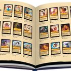 „Das Erste Kapitel“ steht oben. 

Ein aufgeschlagenes Buch mit Sammelkarten: Arielle, Micky Maus, Simba. Seitenzahlen 42 und 43.