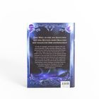 Text beginnt: "Eine Welt, in der ein Mädchen auf dem Rücken eines Drachen sein magisches Erbe kennenlernt." Unten bläulich-violettes Design mit Kristallen.