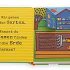 Text: "Wir gehen in den Garten. Kannst du die Samen finden und die Erde harken?"  
Illustration: Schuppen, Werkzeug, Garten.