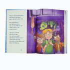 Text beschreibt eine dunkle, stille Schule. Drei ängstliche Kinder dicht beieinander, bunte Illustration, Dinosaurier-Kostüm.