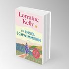 "Die Insel Schwimmerin" von Lorraine Kelly. Illustration: Person in blauem Streifenmantel schaut auf Wasser und Inseln.