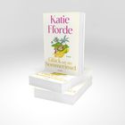 „Katie Fforde“, „Glück auf der Sommerinsel“. Illustration mit Insel, Palmen, Haus und Spaziergängerin.