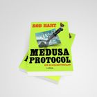 "MEDUSA PROTOCOL", "ROB HART", "EIN EX-KILLER-THRILLER". Ein Messer durchbohrt eine Postkarte. Hellgrünes Buchcover.