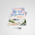 Titel: "Herzgezeiten", Untertitel: "Küstenglück in Greetsiel". Illustration: Küste mit Boot, Drachen und Wattwürfeln.